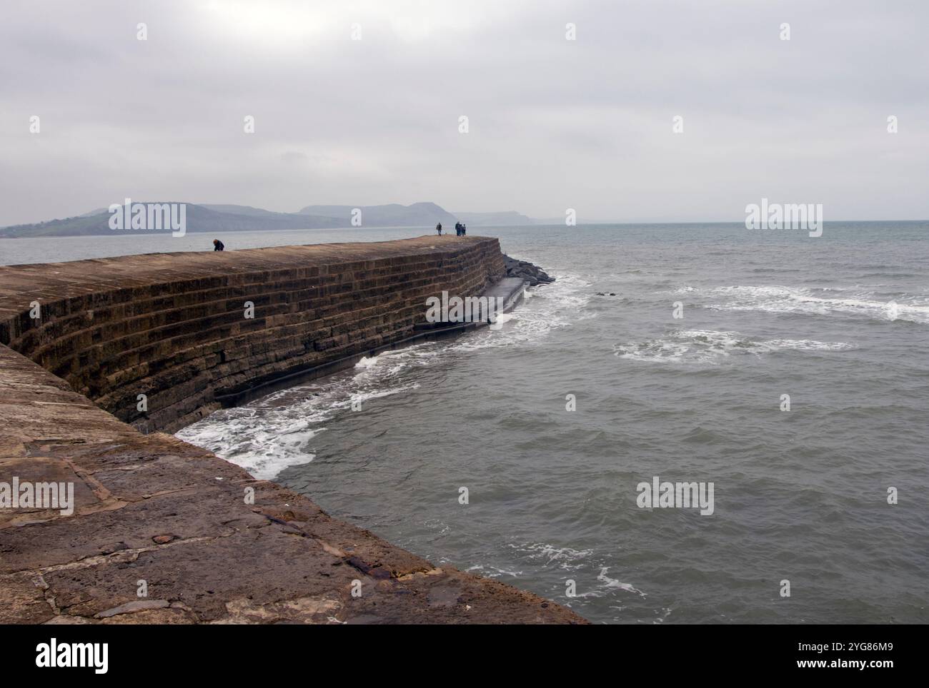 Sur le Cobb à Lyme Regis Banque D'Images