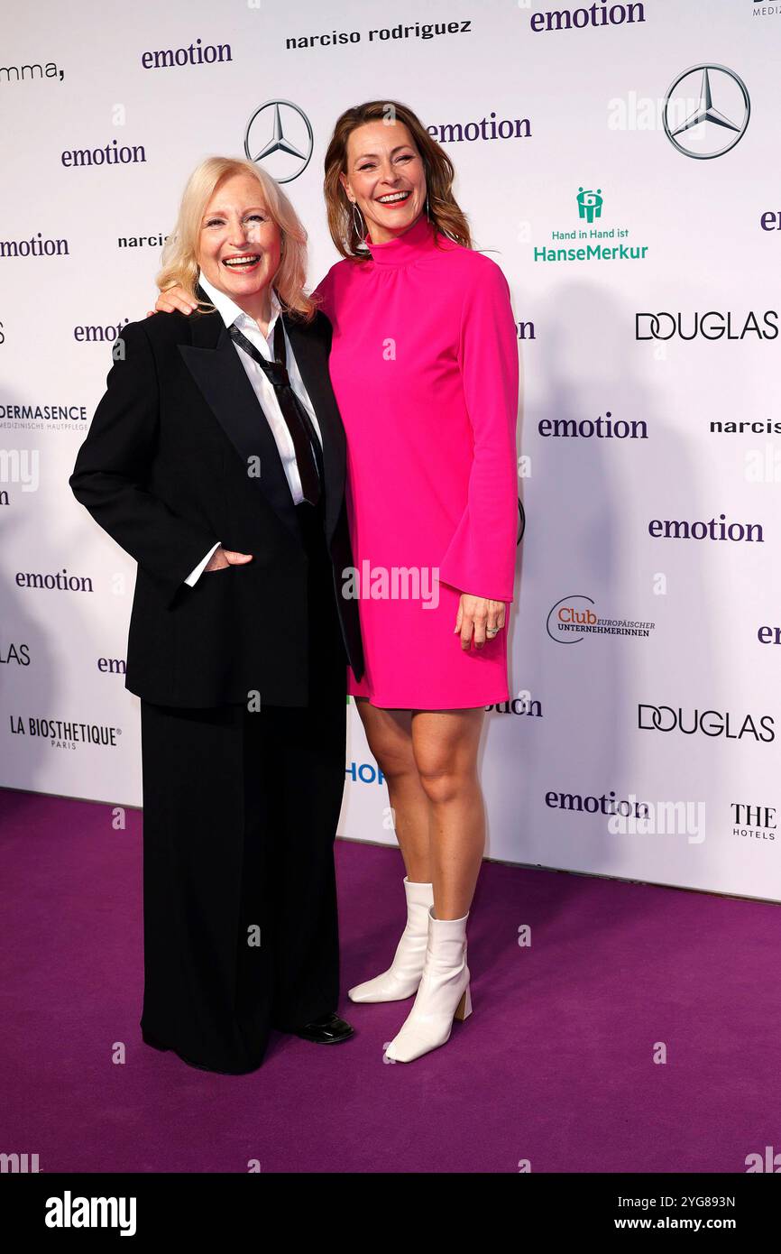 Maren Kroymann und Anja Reschke BEI der Verleihung vom Emotion Award AM 6.11.2024 à Hambourg Banque D'Images