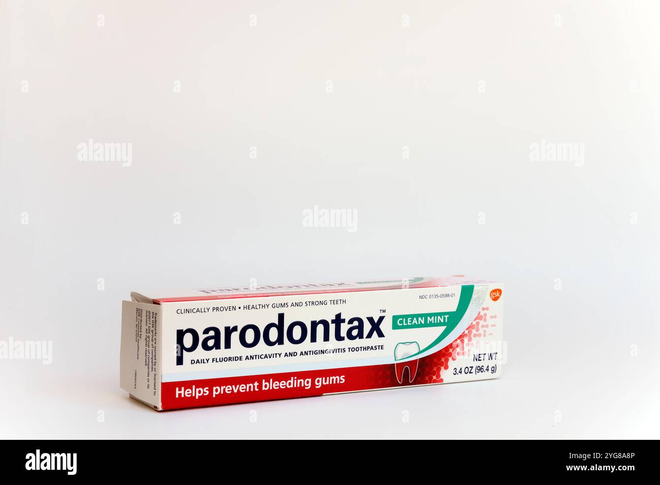 Dentifrice Paradontax qui empêche les bactéries de la plaque qui peuvent causer des saignements des gencives--Un signe de gingivite. Banque D'Images