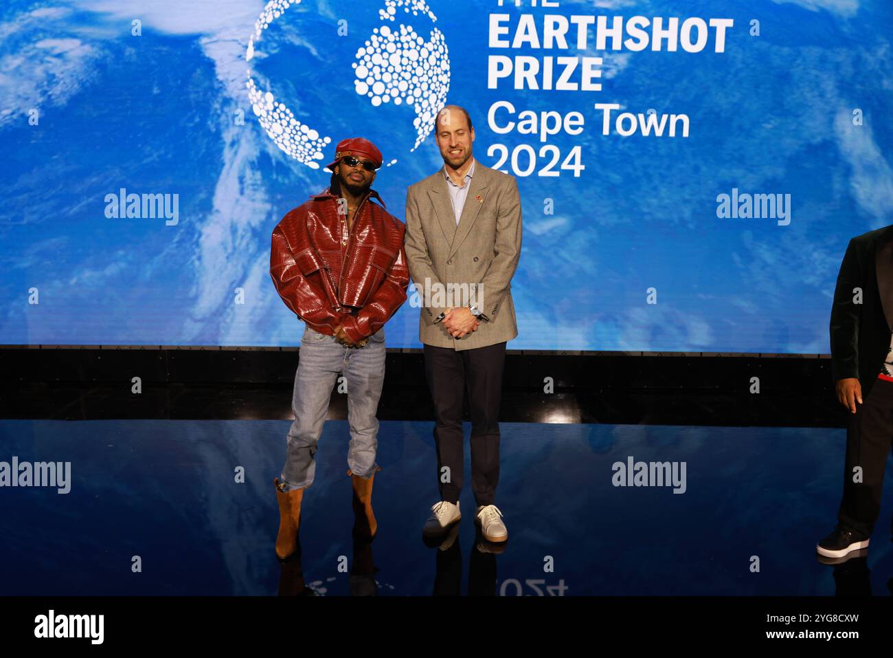 Le Prince de Galles avec Diamond Platnumz lors des Earthshot Prize Awards à Green point Shared Fields au Cap, le troisième jour de sa visite en Afrique du Sud pour la quatrième cérémonie annuelle des Earthshot Prize Awards. Date de la photo : mercredi 6 novembre 2024. Banque D'Images