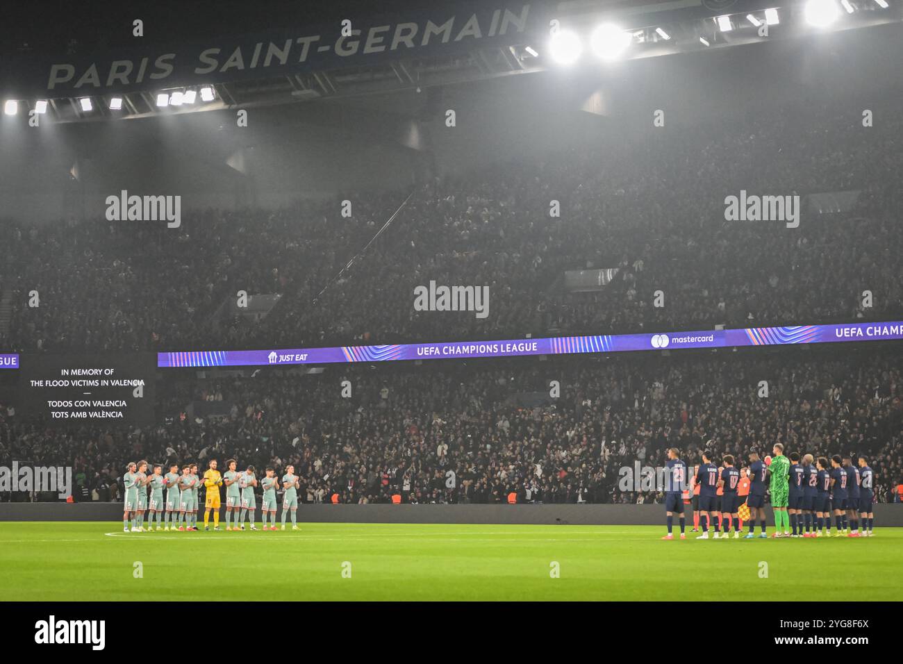 Paris, France. 06 novembre 2024. Cette photographie montre un message de soutien aux victimes des inondations de Valence avant le match de football de la Ligue des Champions de l'UEFA entre le Paris Saint-Germain et l'Atlético Madrid au stade du Parc des Princes à Paris le 6 novembre 2024. Photo de Firas Abdullah/ABACAPRESS. COM Credit : Abaca Press/Alamy Live News Banque D'Images