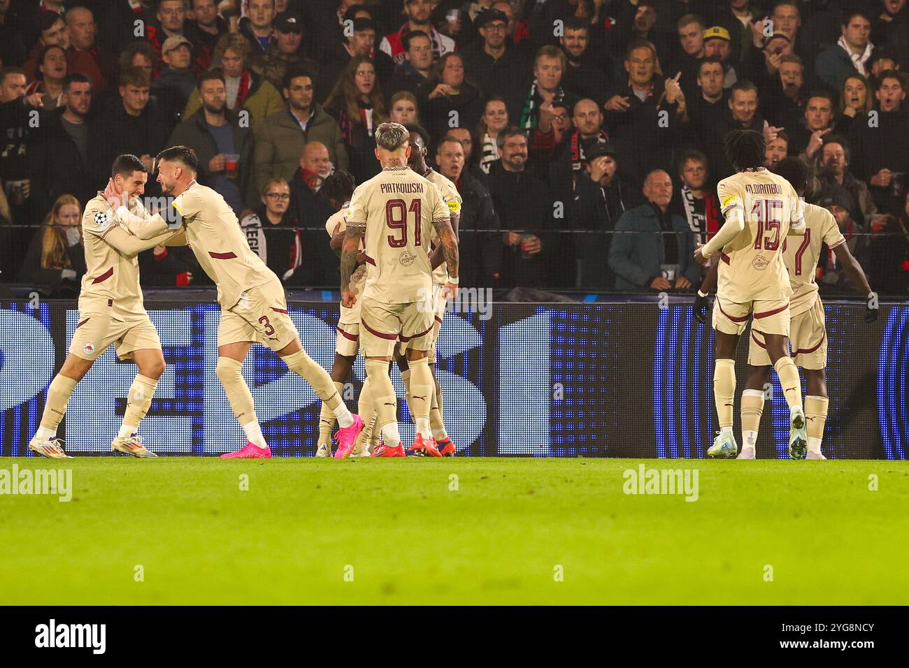 Rotterdam, pays-Bas. 06 novembre 2024. ROTTERDAM, PAYS-BAS - 6 NOVEMBRE : Oscar Gloukh du RB Salzburg, Aleksa Terzic du RB Salzburg célèbre après avoir marqué le deuxième but de l'équipe lors du match Ligue des Champions - phase de Ligue - Journée 4 entre Feyenoord et RB Salzburg au Stadion Feijenoord le 6 novembre 2024 à Rotterdam, pays-Bas. (Photo de Hans van der Valk/Orange Pictures) crédit : Orange pics BV/Alamy Live News Banque D'Images