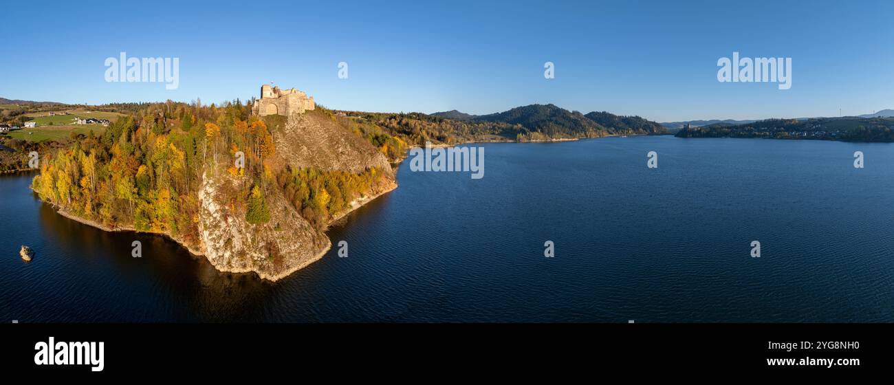 Pologne. Large panorama aérien du lac artificiel Czorsztyn, ruines du château médiéval Czorsztyn sur une falaise abrupte, montagnes Pieniny et château Niedzica Banque D'Images