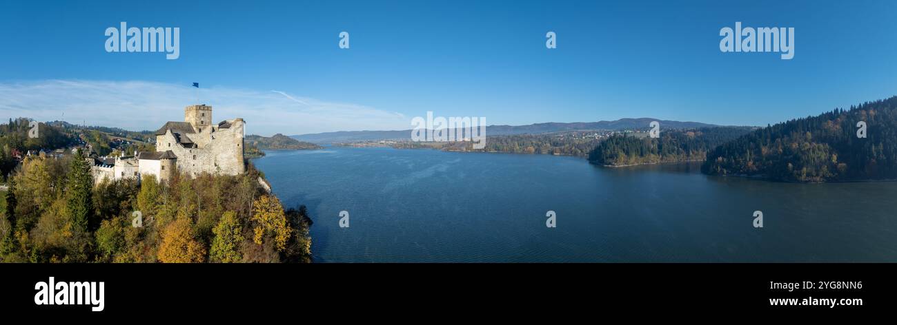 Pologne. Large panorama de drone aérien du lac artificiel Czorsztyn, château médiéval Niedzica et vue lointaine sur les ruines du château Czorsztyn et la montagne Gorce couru Banque D'Images