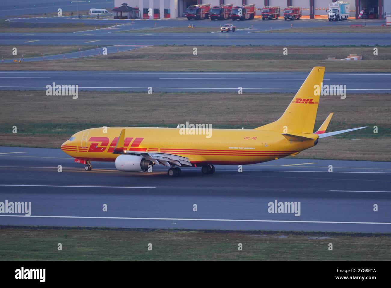 ISTANBUL, TURKIYE - 21 JUIN 2023 : DHL Aviation Boeing 737-8Q8 (30672) atterrissant à l'aéroport international d'Istanbul Banque D'Images