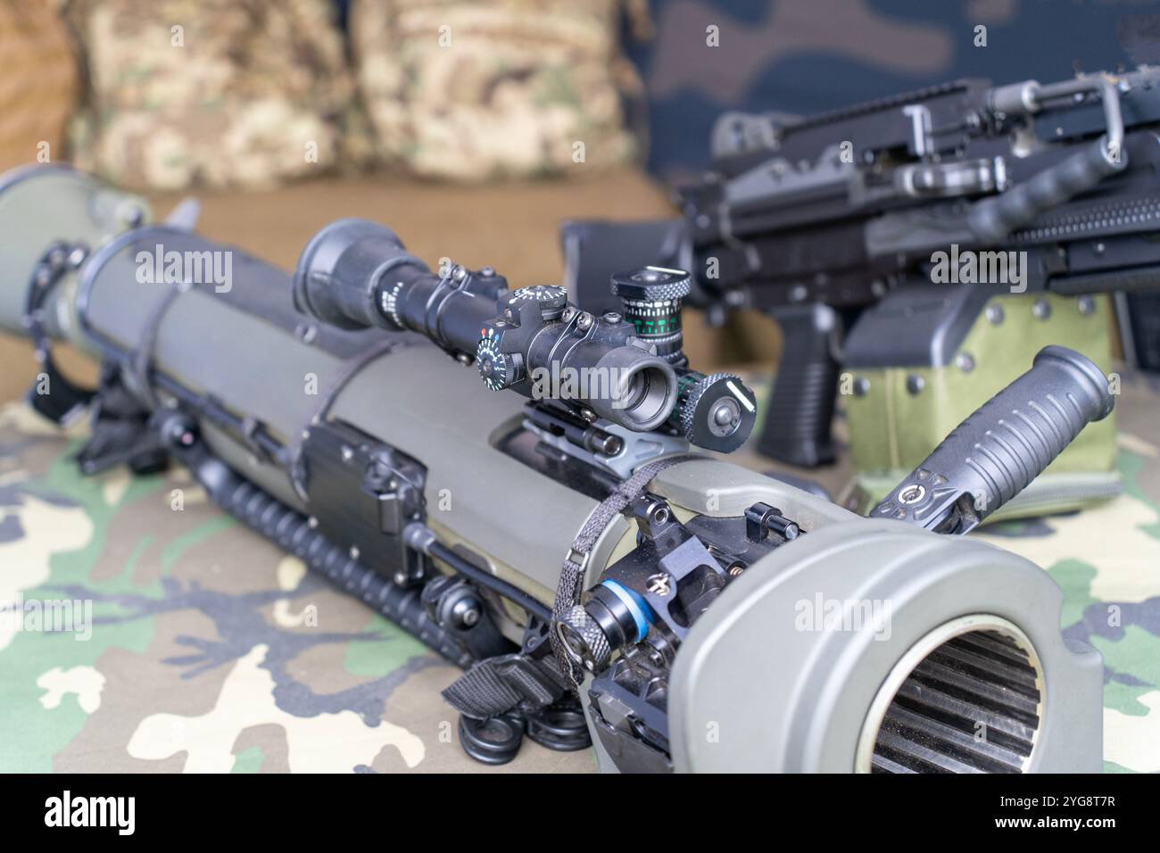 Lanceur de missiles antichars portatif Carl-Gustaf lancé à l'épaule Banque D'Images