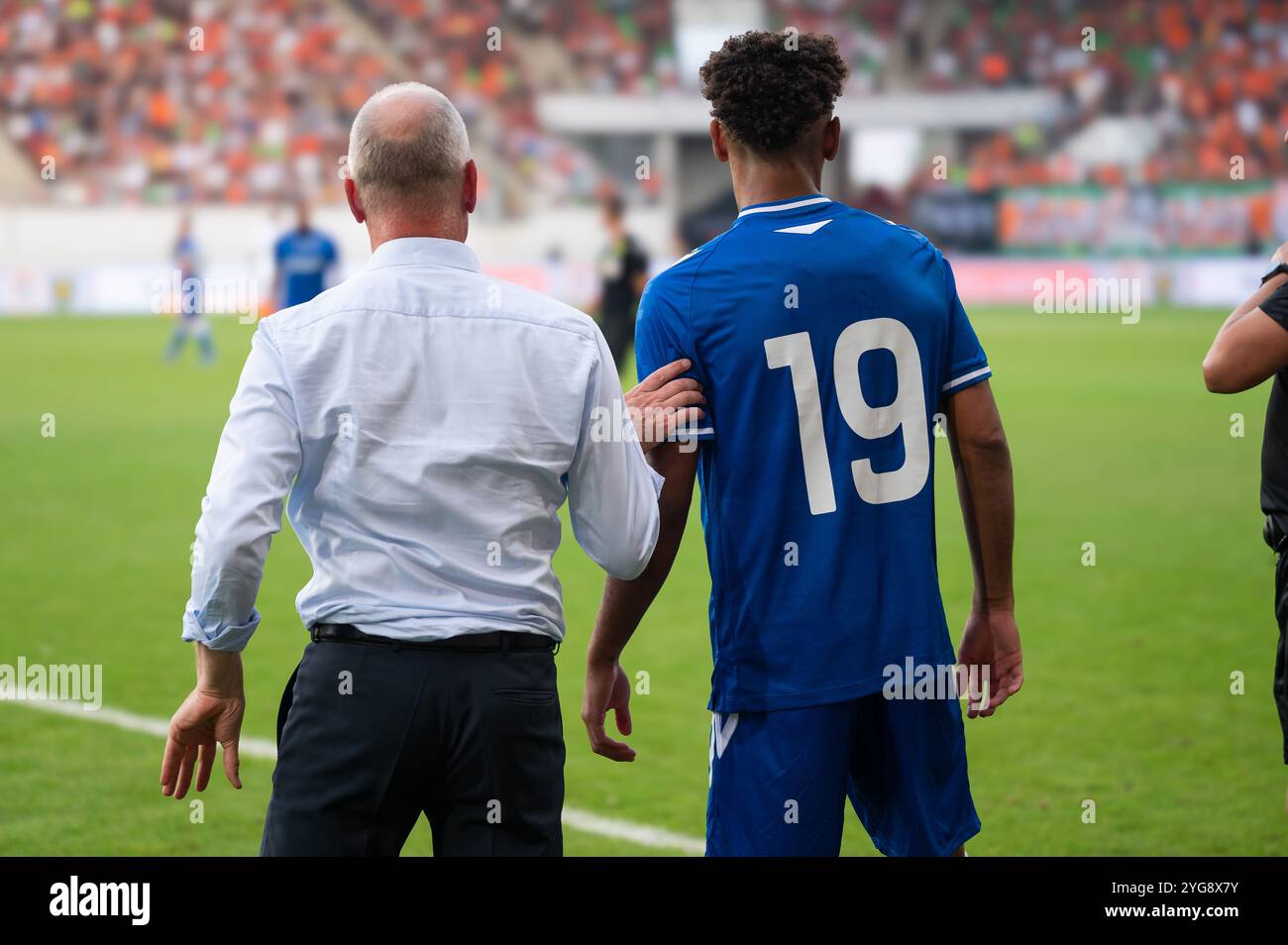 L'entraîneur-chef de football donne des instructions au joueur remplaçant Banque D'Images