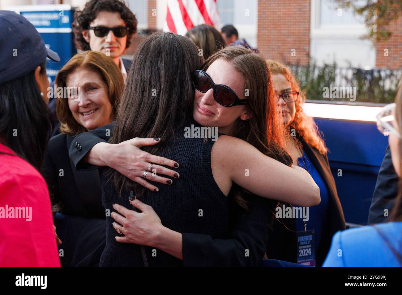 Washington, États-Unis. 06 novembre 2024. Les partisans de Kamala Harris embrassent comme vice-président Kamala Harris concède l'élection présidentielle à Donald Trump dans un discours à l'Université Howard de Washington DC.la course présidentielle a été appelée pour Donald Trump après avoir capturé les états pivotants nécessaires, le ramenant à la Maison Blanche pour un second mandat. (Photo de Aaron Schwartz/Sipa USA) crédit : Sipa US/Alamy Live News Banque D'Images