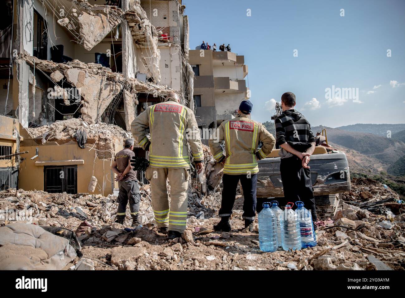 Barja, Liban. 06 novembre 2024. Des membres de la défense civile regardent les opérations de sauvetage à la recherche après une frappe aérienne israélienne dans la ville de Barja. Au moins 30 personnes, dont des enfants et un bébé de 7 mois, ont été tuées dans une frappe aérienne israélienne sur un immeuble résidentiel à Barja, au Liban, le 5 novembre 2024, selon la défense civile locale. Crédit : SOPA images Limited/Alamy Live News Banque D'Images