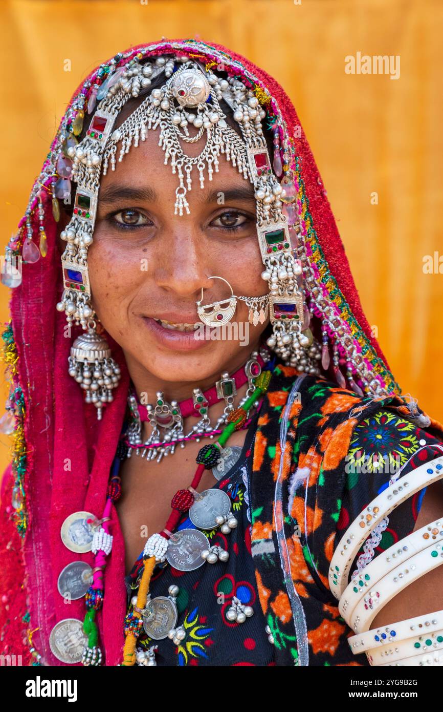 Inde du Sud. Vêtements traditionnels Bhuj, Vagadiya, Rabari indiens et bijoux pour femmes. Bijoux de tête ornés matha patti. Banque D'Images