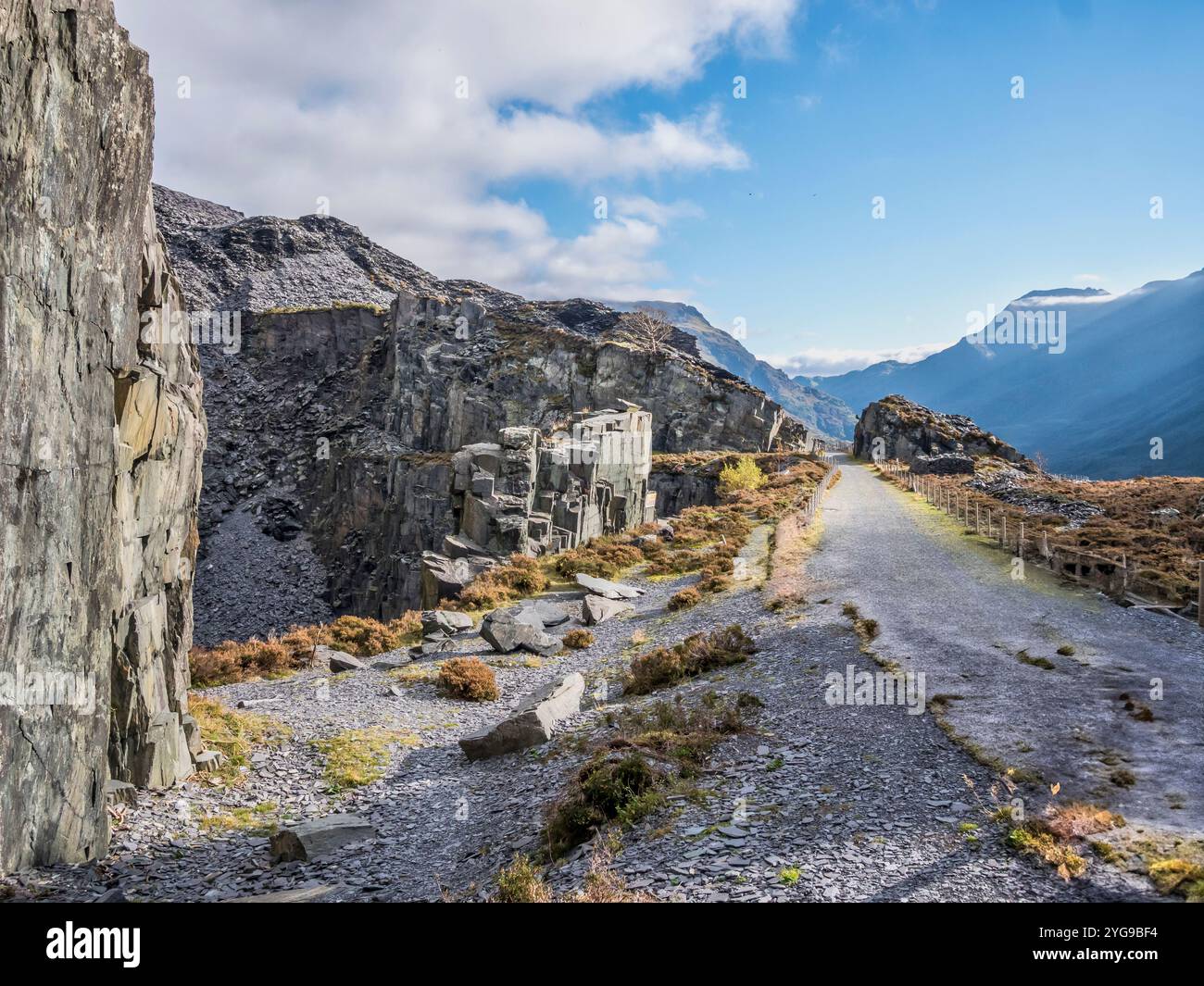 Scène générale de travaux de carrière redondants sur le site abandonné du patrimoine mondial de l'UNESCO de la carrière d'ardoise de Dinorwig à Llanberis dans le nord du pays de Galles Banque D'Images