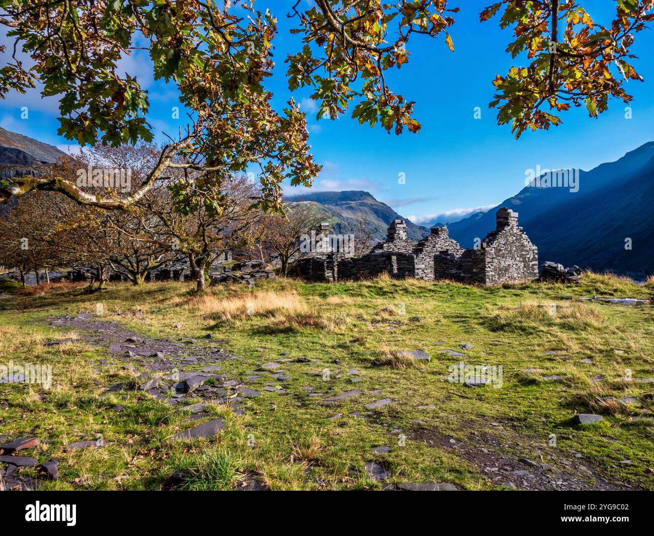 Voici quelques-uns de ce qui était autrefois des chalets de mineurs sur le site abandonné du patrimoine mondial de l'UNESCO de la carrière d'ardoise de Dinorwig à Llanberis dans le nord du pays de Galles Banque D'Images