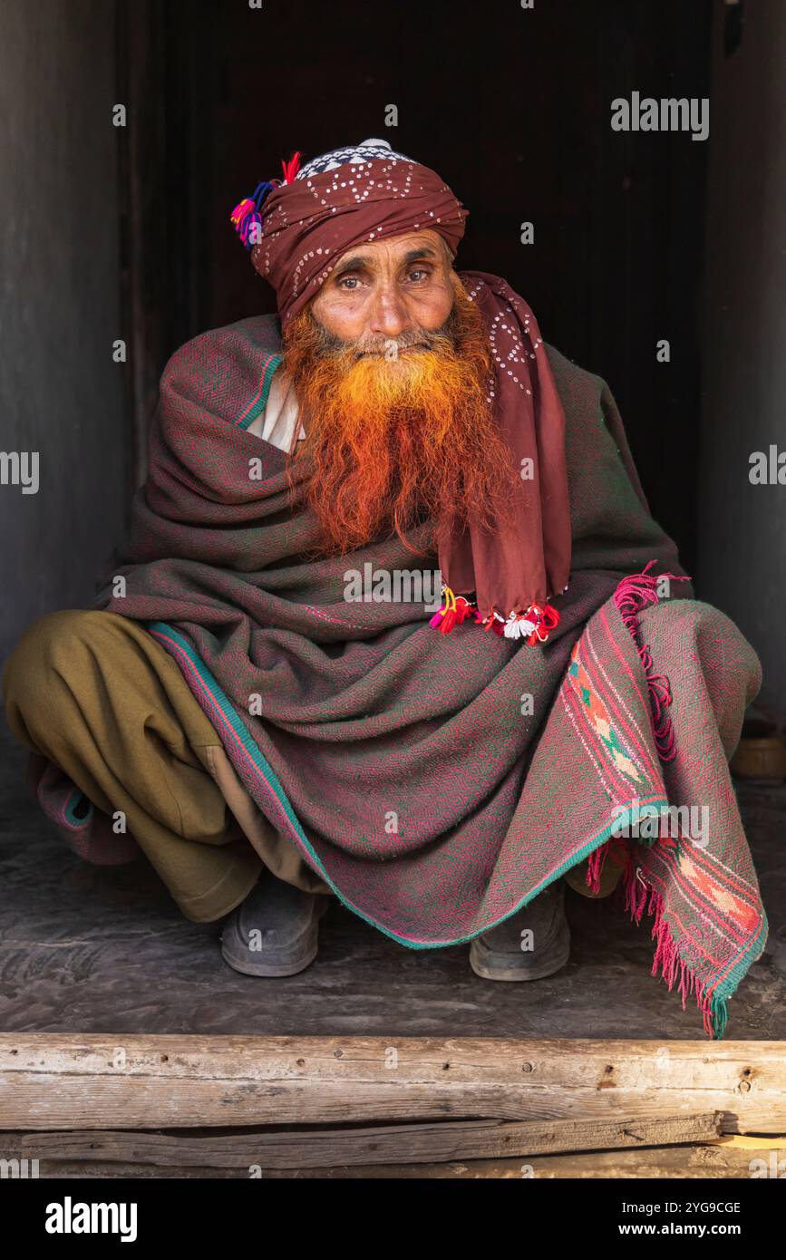 Khan Sahib Tehsil, Jammu-et-Cachemire, Inde. Homme avec une barbe teinte au henné rouge dans un village. Banque D'Images