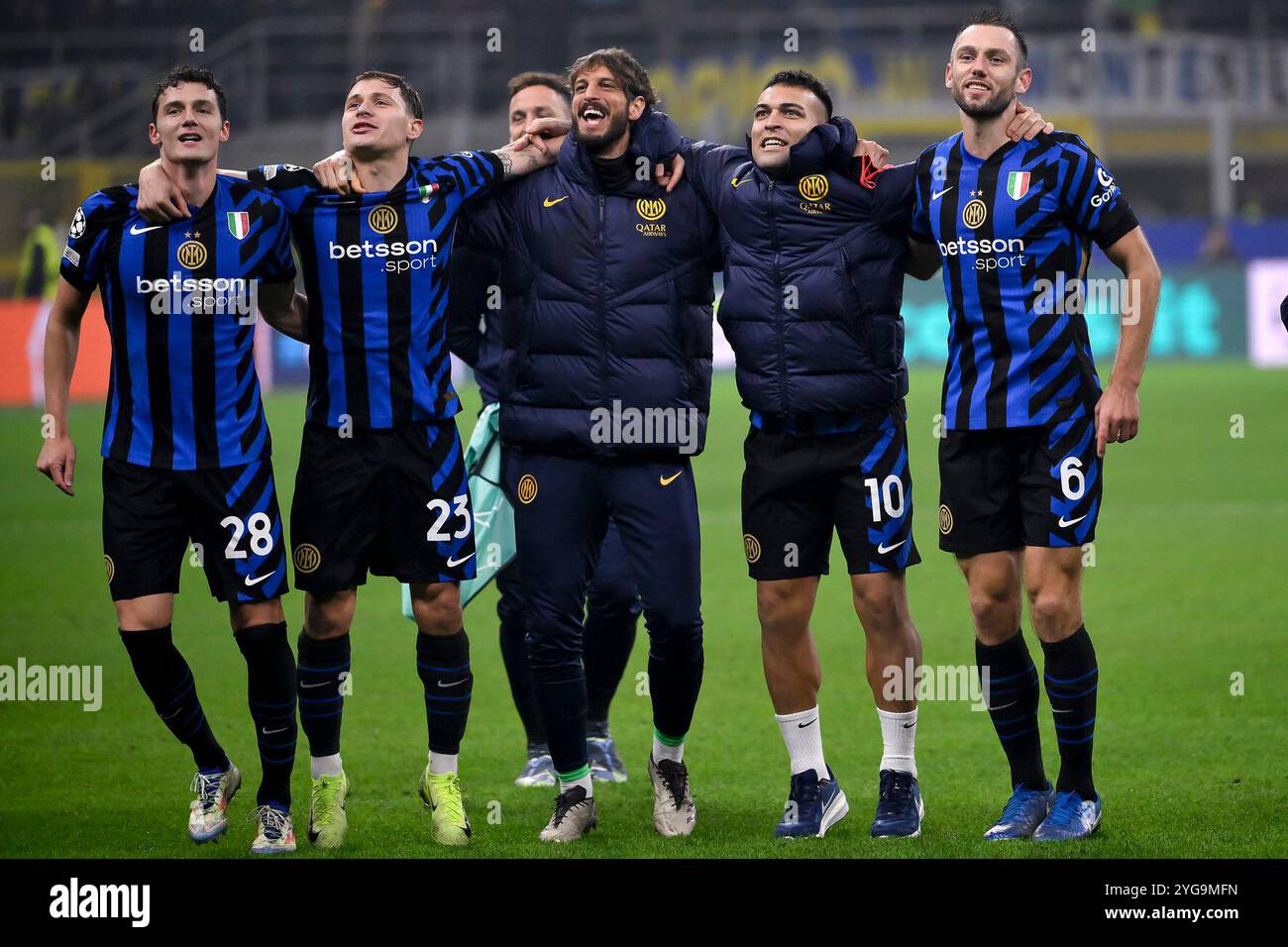Les joueurs du FC Internazionale célèbrent la fin du match de football de l'UEFA Champions League 2024/2025 entre le FC Internazionale et l'Arsenal FC au stade San Siro de Milan (Italie), le 6 novembre 2024./Sipa USA/News images *** aucune vente en France et en Italie *** Banque D'Images