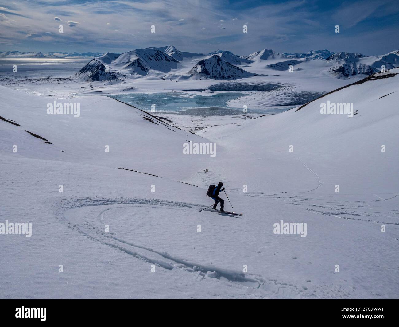 Svalbard, Norvège. Skieur masculin ayant une piste de ski fraîche. Banque D'Images