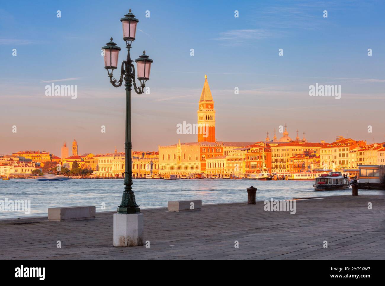 Vue au lever du soleil sur San Giorgio Maggiore et la lagune vénitienne à Venise, avec le clocher et le dôme de l'église illuminés par la lumière du matin, Italie Banque D'Images