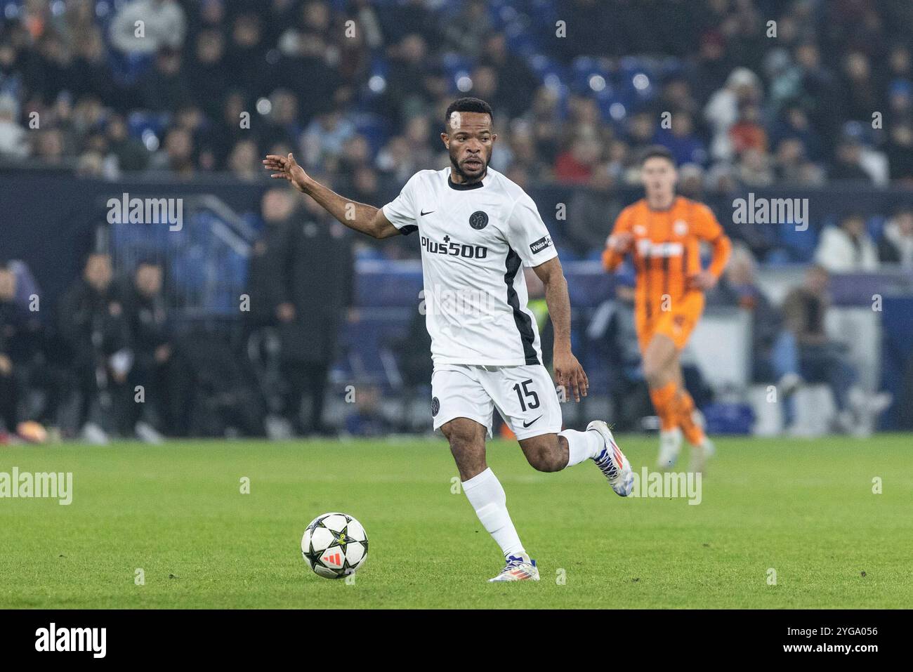 Gelsenkirchen, Deutschland. 06 novembre 2024. Meschack Elia (BSC Young Boys, 15) UEFA Champions League : FC Shakhtar Donetsk - BSC Young Boys ; Arena AufSchalke, Gelsenkirchen ; 06.11.2024 crédit : dpa/Alamy Live News Banque D'Images