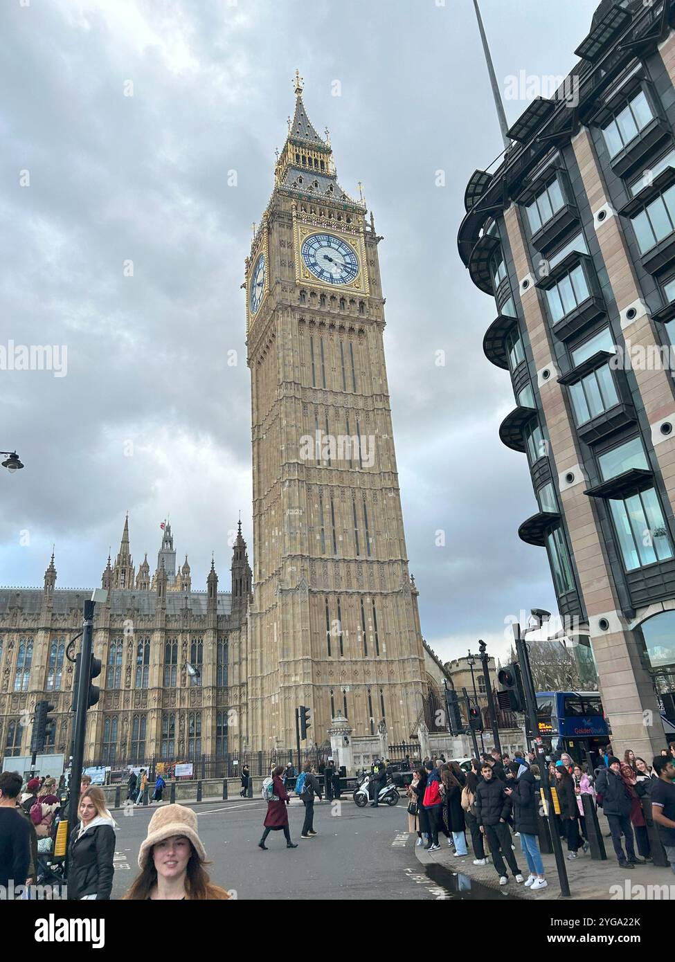 L'image capture l'emblématique tour de l'horloge Big Ben à Londres, avec une scène de rue animée et une foule de touristes. - Image de stock capturée avec un smartphone