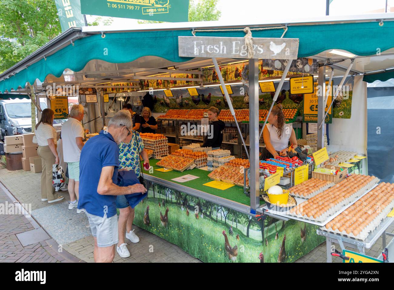 Jour de marché dans le centre-ville de Hengelo, étal de marché vendant des œufs de poule frais aux membres du public, pays-Bas, Europe Banque D'Images