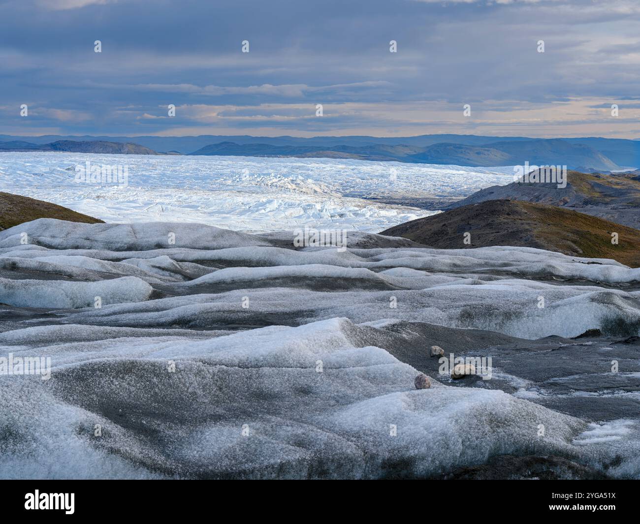 Moraine terminale et avant-pays de la calotte glaciaire. Les sédiments bruns sur la glace sont créés par la fonte rapide de la glace. Groenland près de Kangerlussuaq. Banque D'Images