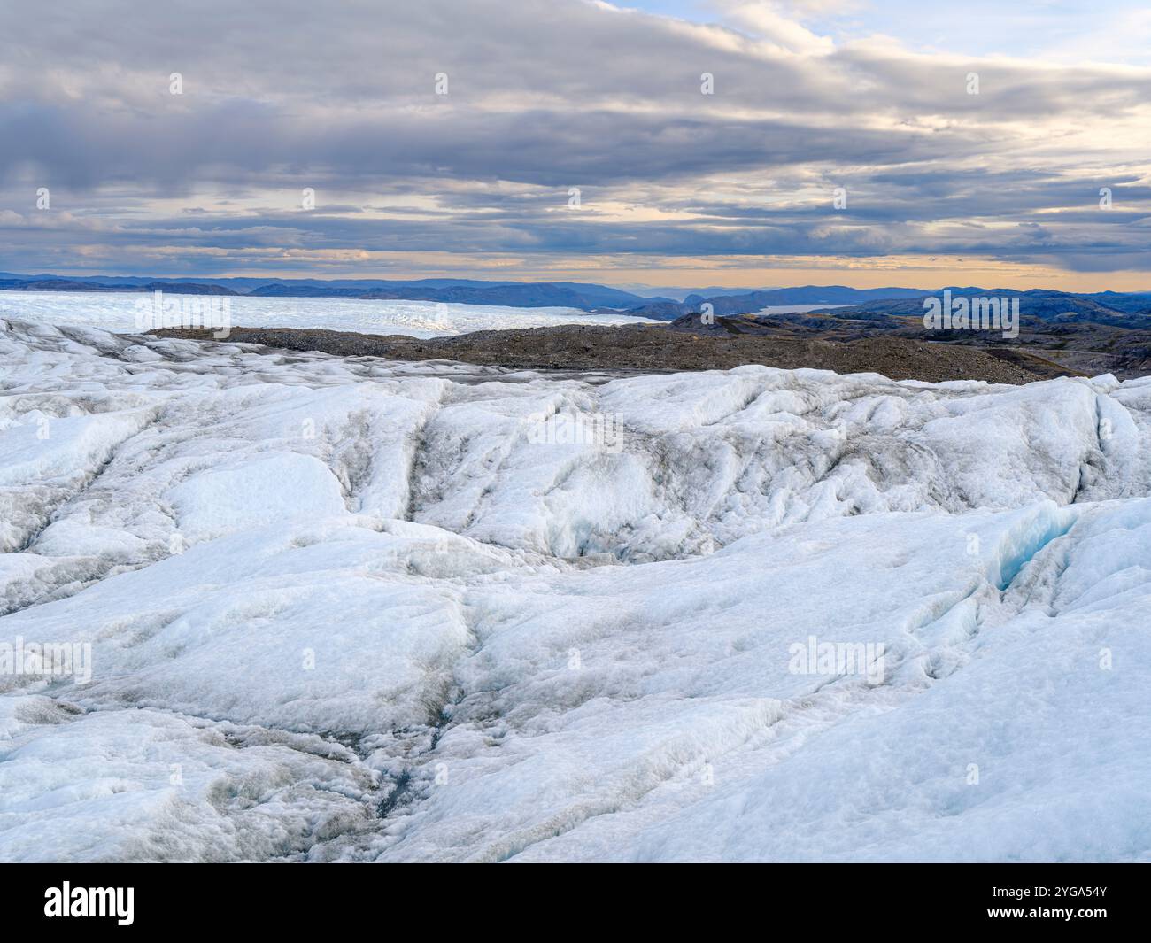 Moraine terminale et avant-pays de la calotte glaciaire. Les sédiments bruns sur la glace sont créés par la fonte rapide de la glace. Groenland près de Kangerlussuaq. Banque D'Images