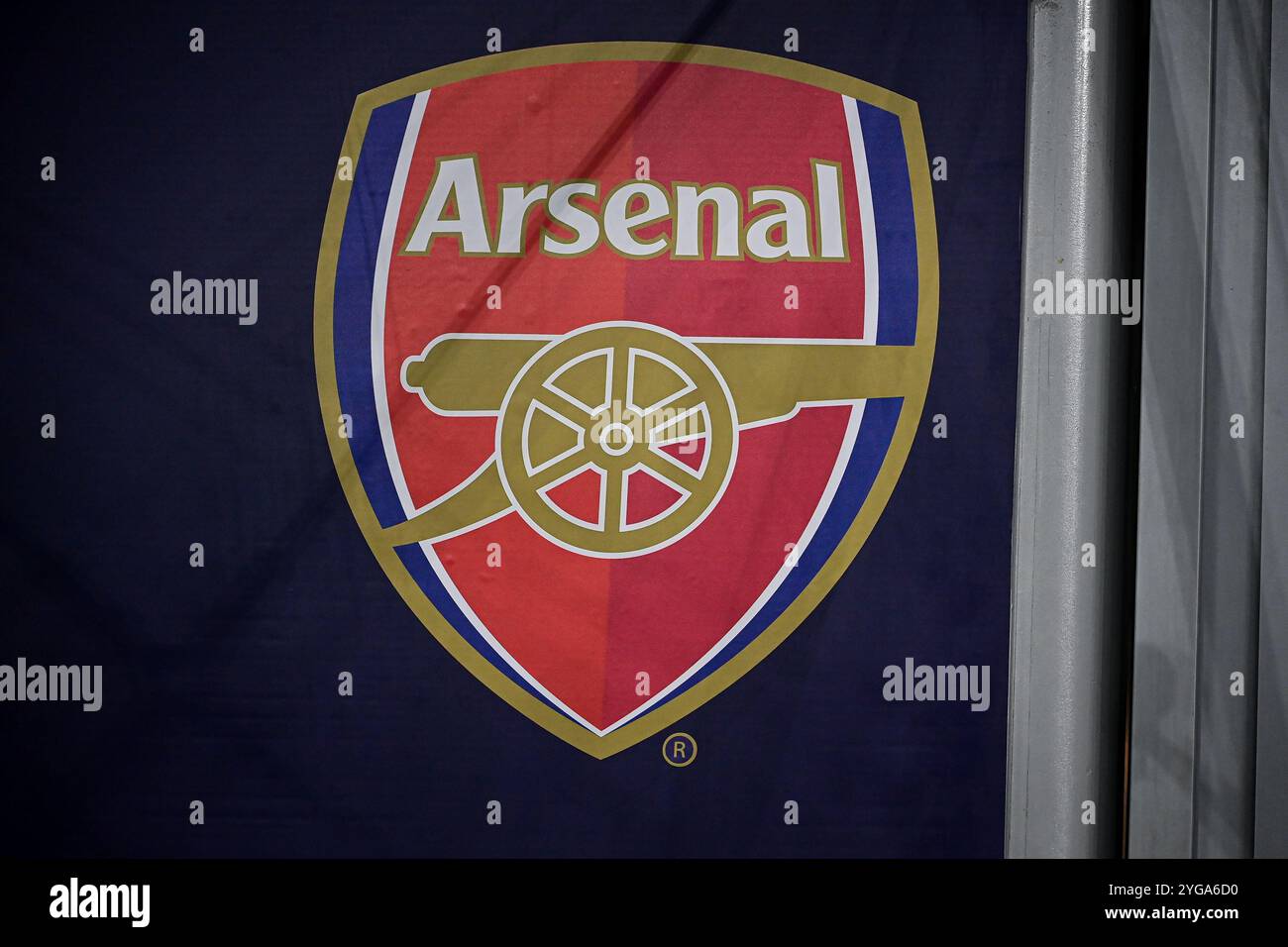 Badge de l'Arsenal FC lors du match de football de l'UEFA Champions League Inter Milan et de l'Arsenal FC au stade San Siro de Milan, Italie, le 6 novembre 2024 crédit : Piero Cruciatti/Alamy Live News Banque D'Images