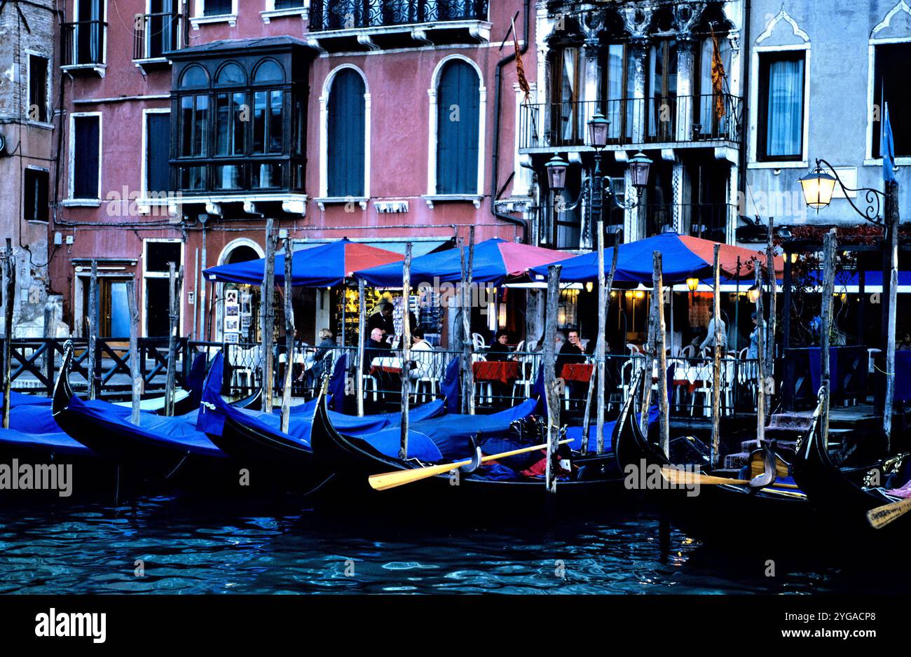 Détail de promenade en planche et gondoles, canal Grande, Venise, Italie Banque D'Images
