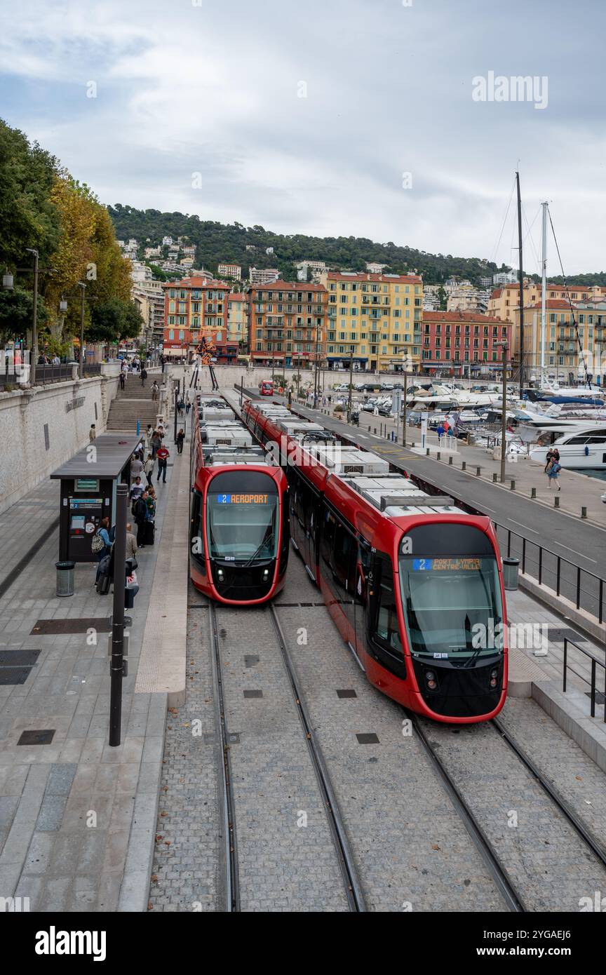 Nice, France - 24-09-09 2024 : les tramways rouges s'arrêtent au Port de Nice par un matin ensoleillé d'été couvert. Banque D'Images