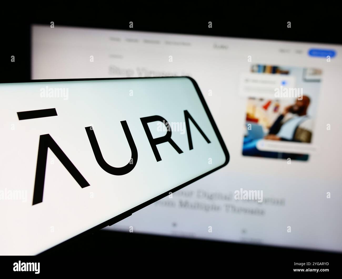 Allemagne. 14 juillet 2024. Dans cette illustration photo, un téléphone portable avec le logo (focus sélectif) de la société américaine de logiciels de cybersécurité aura Sub LLC est vu devant le site Web. Crédit : SOPA images Limited/Alamy Live News Banque D'Images