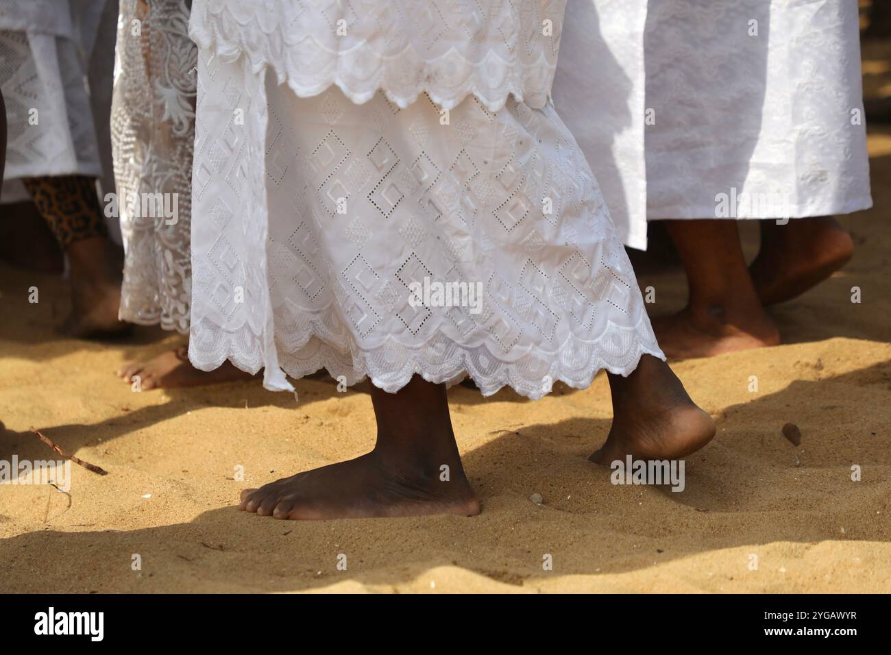 Ouidah, Bénin. 10 janvier 2022. Les participants à la cérémonie des libations arrivent sur la plage de Ouidah, Bénin, pendant le festival vaudou 2022. Chaque 10 janvier, un festival vaudou est organisé à Ouidah, au Bénin, pour célébrer les divinités de cette religion ouest-africaine, près de la porte du non-retour commémorant la déportation de millions de prisonniers lors de la traite des esclaves. Née au Bénin, la religion vaudou vaudou est issue des traditions animistes, et est basée sur le lien avec la nature et les ancêtres. (Photo par Apolline Guillerot-Malick/SOPA images/Sipa USA) crédit : Sipa USA/Alamy Live News Banque D'Images