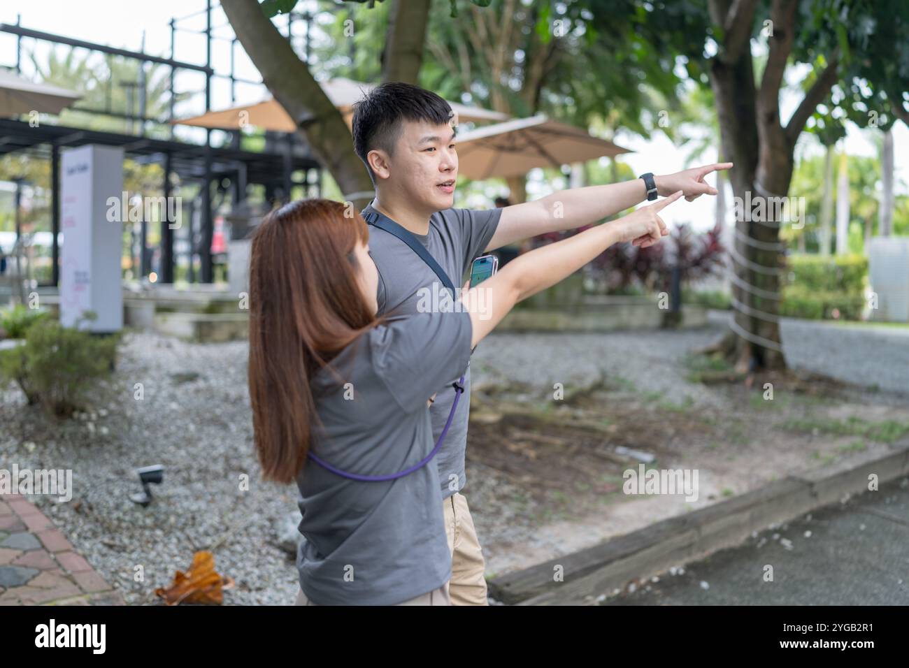 Couple chinois malaisien dans leurs années 30 passant du temps dans un jardin de style chinois à Kuala Lumpur, Malaisie. Banque D'Images