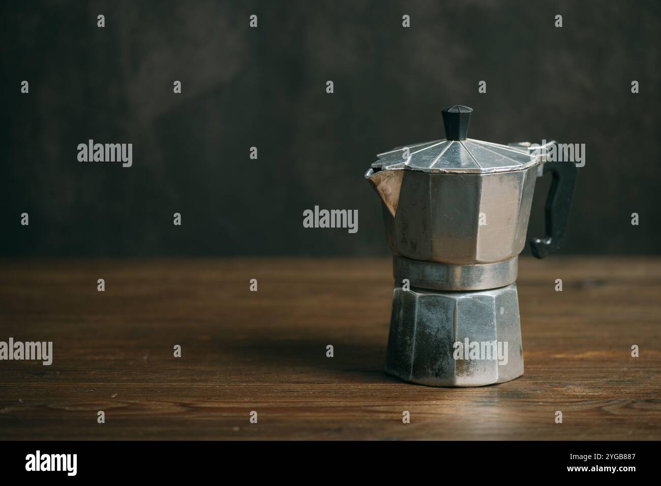 Pot Moka isolé sur la table en bois. Moka pot est une cafetière. Banque D'Images
