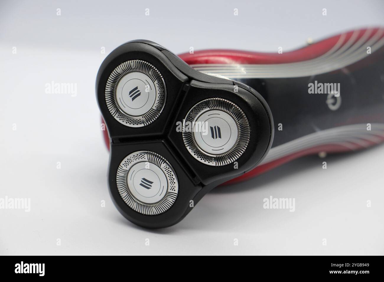 Rasoir électrique avec trois lames sur fond blanc gros plan Banque D'Images