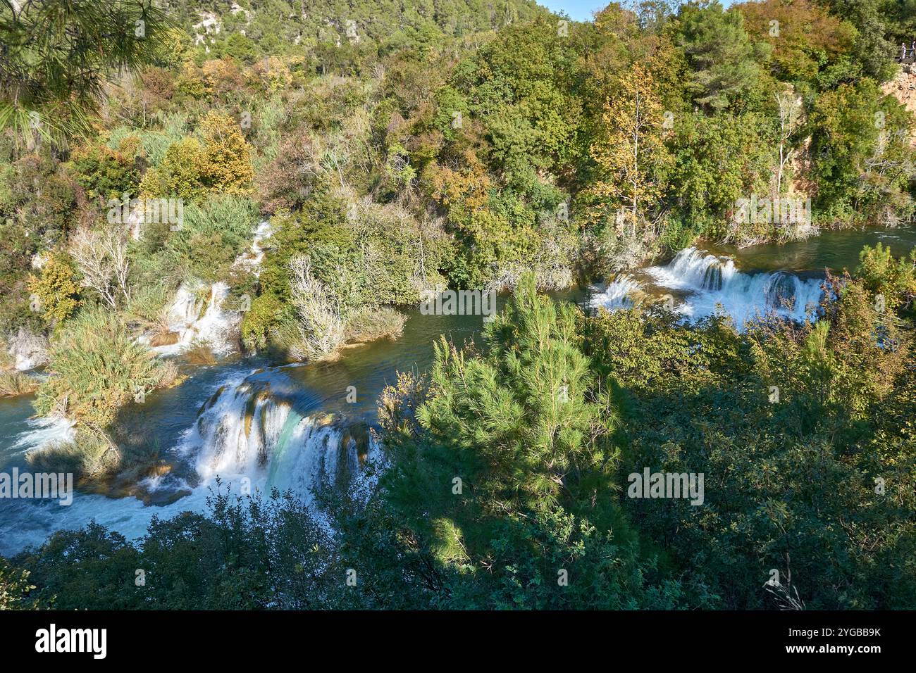 La cascade à couper le souffle de Skradinski Buk, l'une des attractions les plus célèbres du parc national de Krka, en Croatie. Les eaux en cascade sont complétées par Banque D'Images