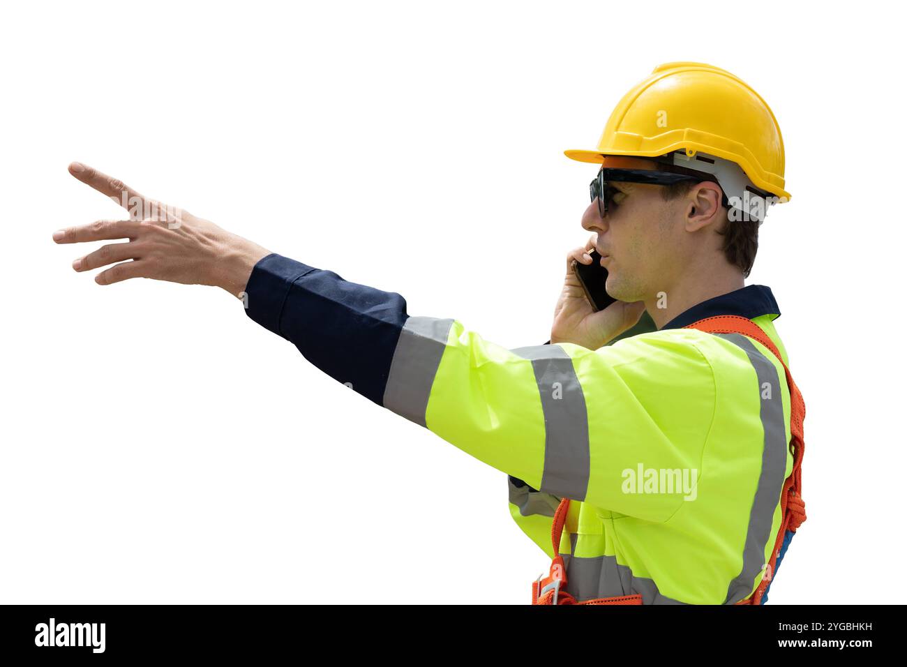 Jeune homme homme homme d'ingénieur intelligent caucasien pointant la main avec le costume de réflexion de sécurité d'habillage d'appel téléphonique isolé sur fond blanc. Banque D'Images