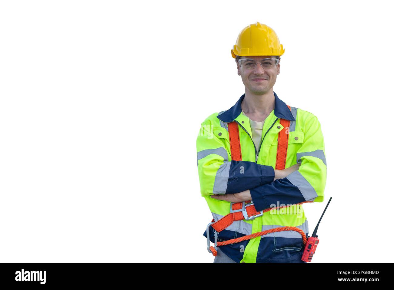 Jeune homme homme homme ingénieur intelligent caucasien debout bras confiant croisé regardant la caméra souriante habillage tenue de réflexion de sécurité isolé sur bac blanc Banque D'Images