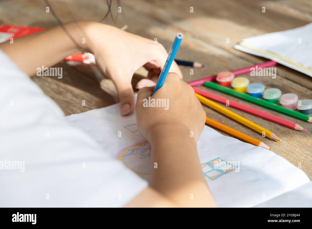 gros plan de la main étudiante en utilisant la peinture d'art de dessin de crayon de couleurs avec imagine et la classe de créativité Banque D'Images