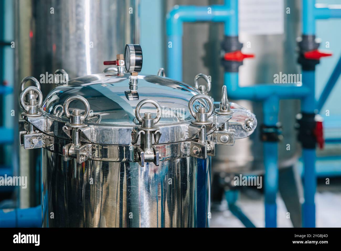 Réservoir haute pression avec manomètre réservoir en acier inoxydable avec tuyau d'eau dans l'usine de boissons Banque D'Images