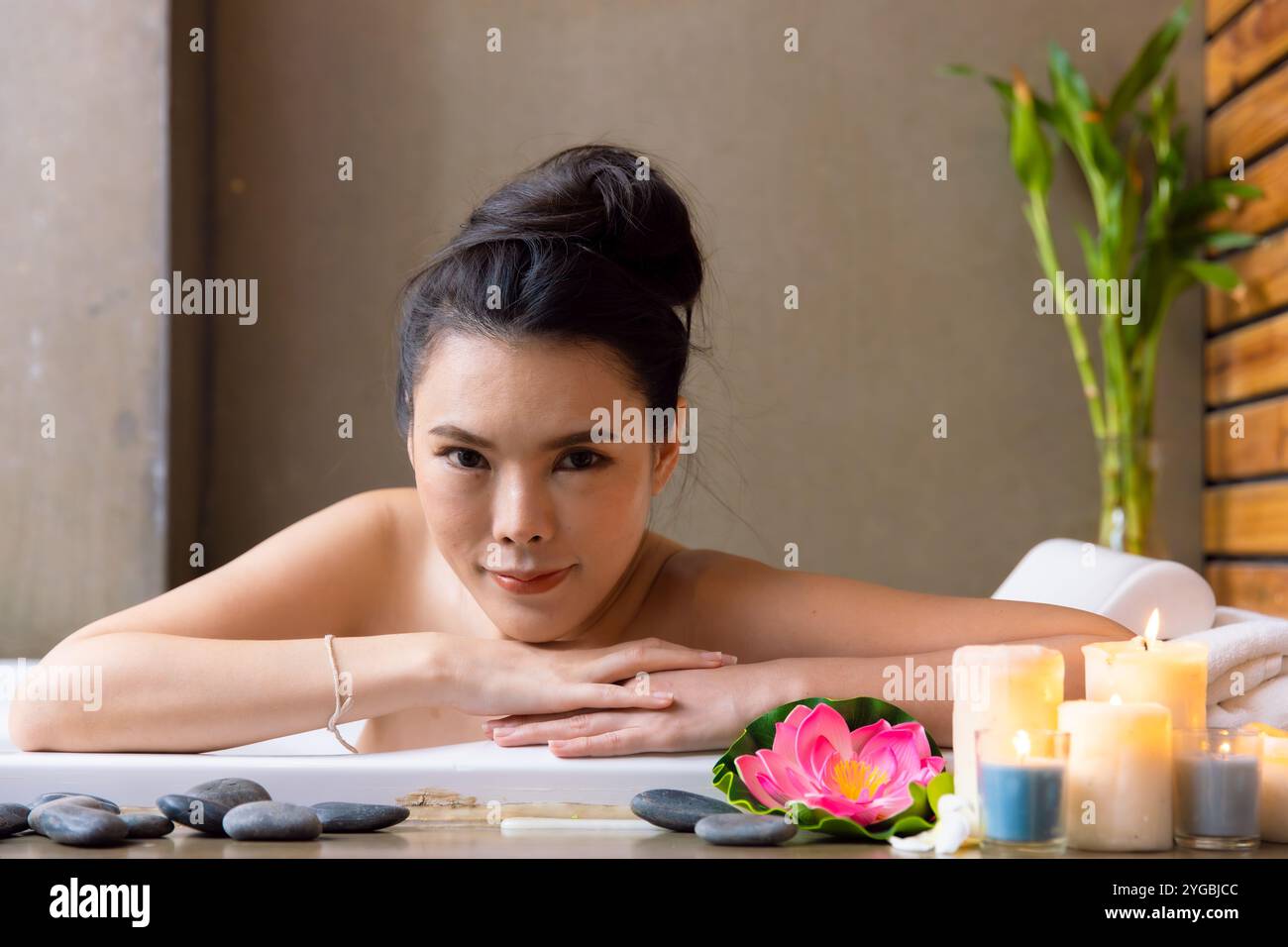 De belles femmes asiatiques se détendent bain à base de plantes dans Spa, beauté soins du corps heureux calme, bien-être style de vie. Banque D'Images