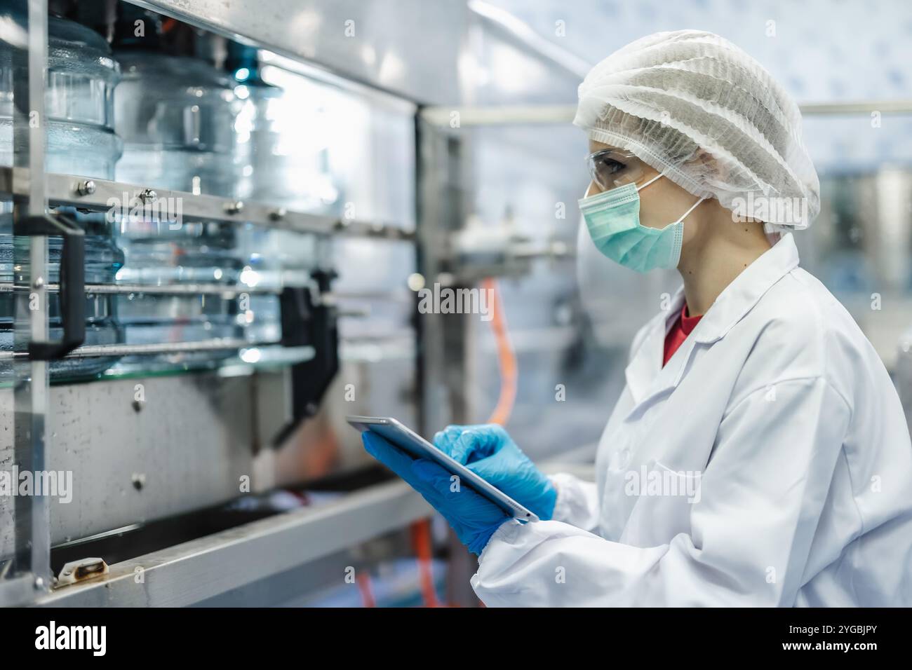 Travailleurs travaillant dans l'usine d'eau potable, hygiène uniforme propreté lieu de travail avec des soins propres. Banque D'Images