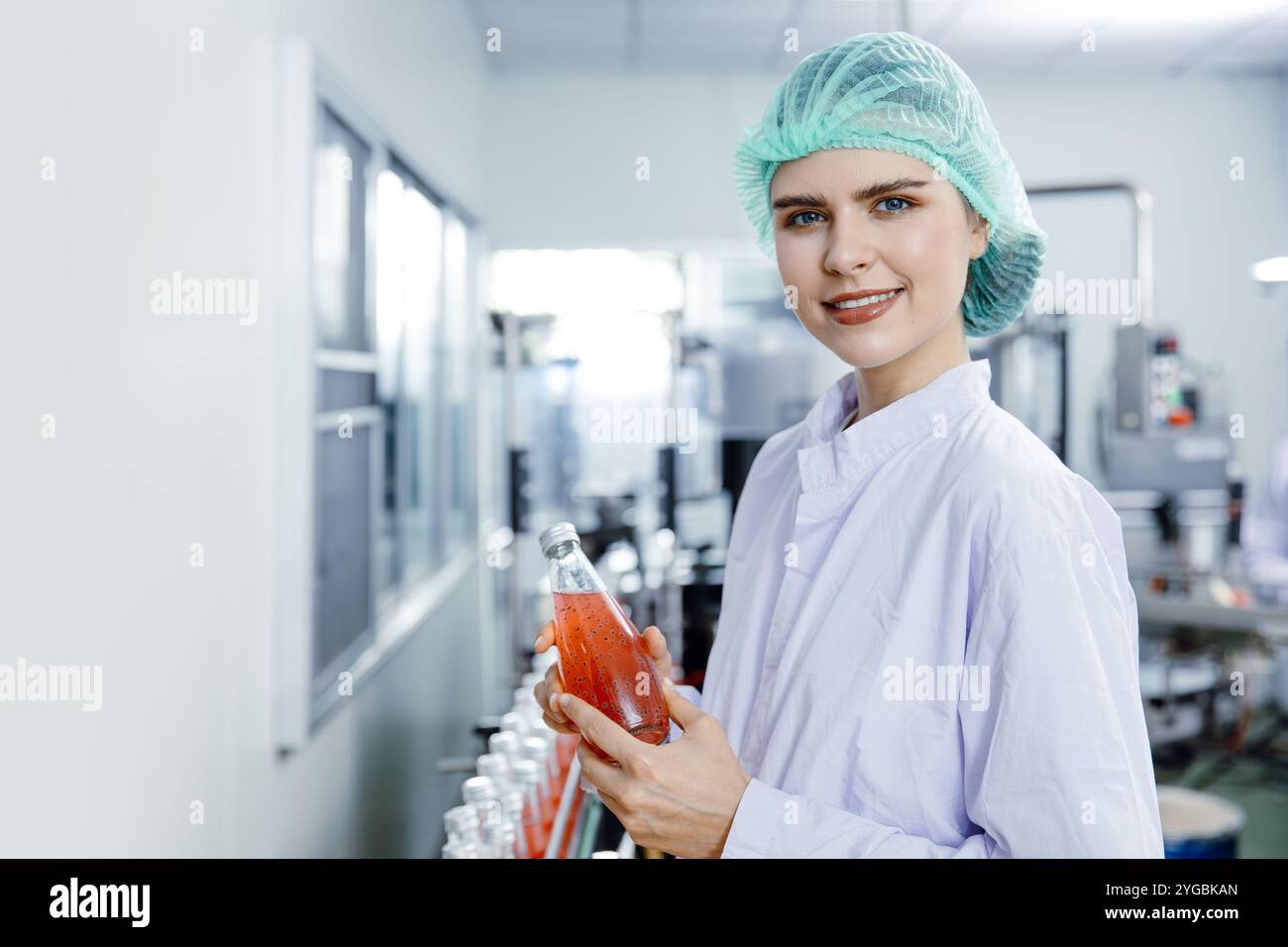 Portrait heureux ouvrier d'usine de boisson. Inspecteur de sécurité des boissons dans la chaîne de production d'usine de nourriture et de boisson avec hygiène. Banque D'Images