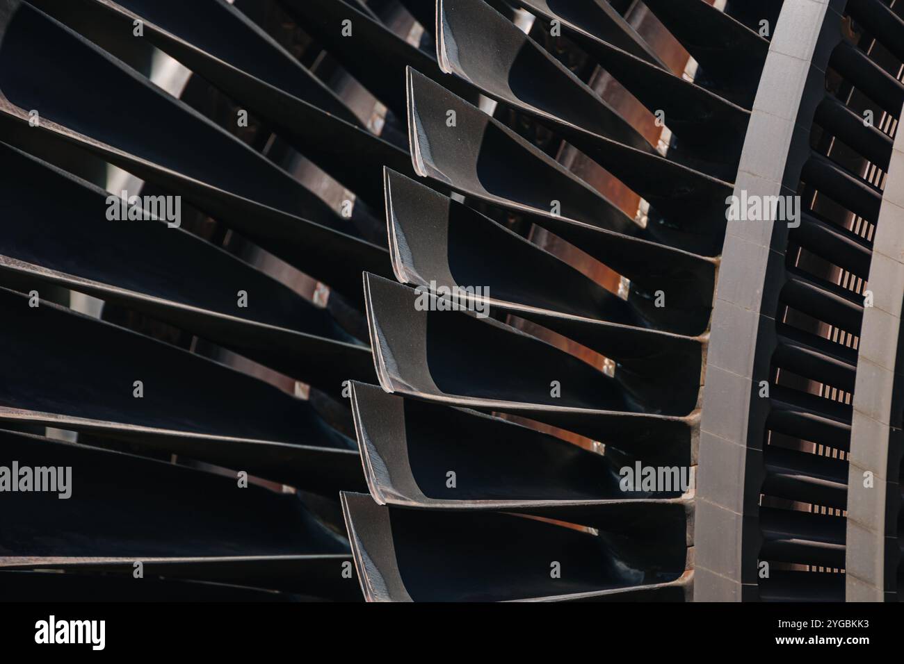 Aubes de turbine, ingénierie de haute précision. Rotor de pièce métallique de couche d'empilement de ventilateur grand dans un moteur à réaction ou une centrale à vapeur. Banque D'Images