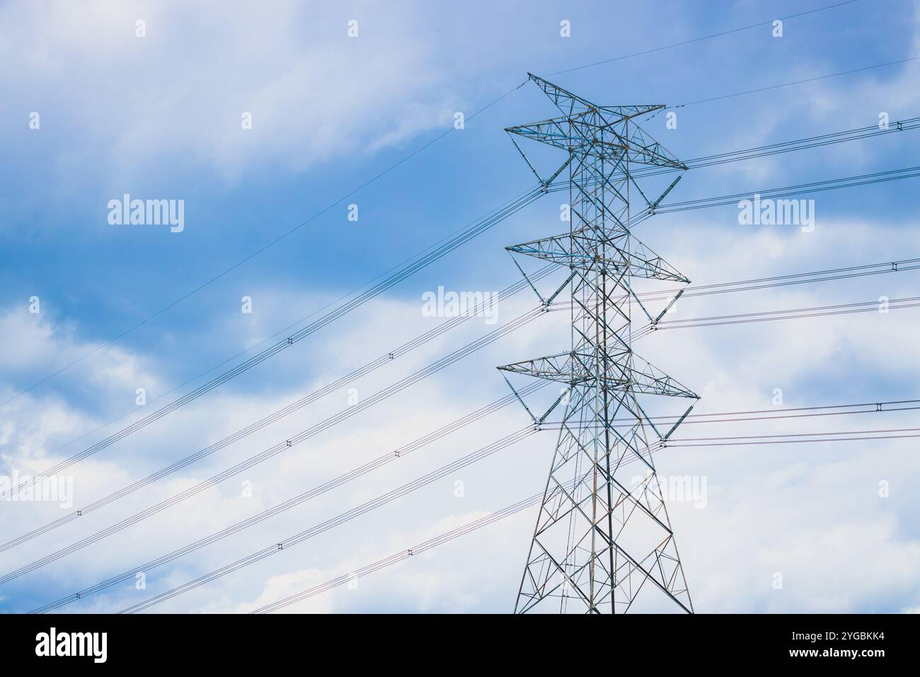 tour de transmission électrique à haute tension, alimentation de transmission de puissance de la centrale électrique à la ville urbaine par pylône d'électricité. Banque D'Images