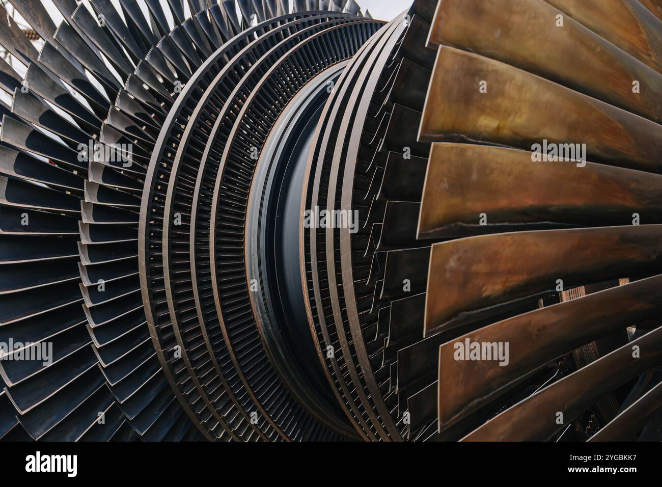 Aubes de turbine, ingénierie de haute précision. Rotor de pièce métallique de couche d'empilement de ventilateur grand dans un moteur à réaction ou une centrale à vapeur. Banque D'Images