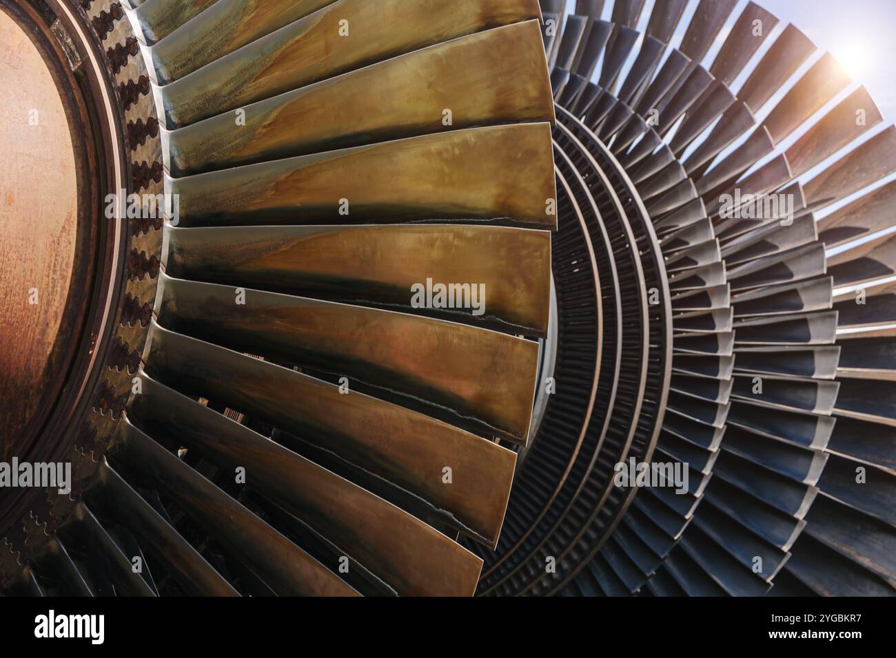 Aubes de turbine, ingénierie de haute précision. Rotor de pièce métallique de couche d'empilement de ventilateur grand dans un moteur à réaction ou une centrale à vapeur. Banque D'Images