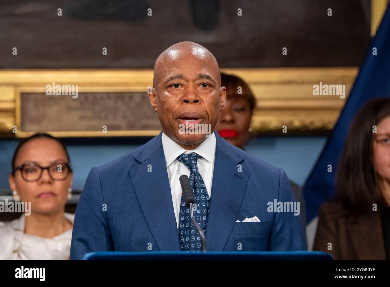 New York, États-Unis. 06 novembre 2024. Le maire de New York, Eric Adams, s'exprime lors d'un point de presse sur les impacts de l'élection présidentielle de 2024 sur la ville de New York à l'hôtel de ville de New York. Le maire Adams a félicité le président élu de l’ancien président Trump pour sa victoire électorale pour un second mandat. Le maire Adams a promis que la ville de New York continuera à protéger les droits des femmes, des immigrants et des millions d'autres New-Yorkais. Crédit : SOPA images Limited/Alamy Live News Banque D'Images