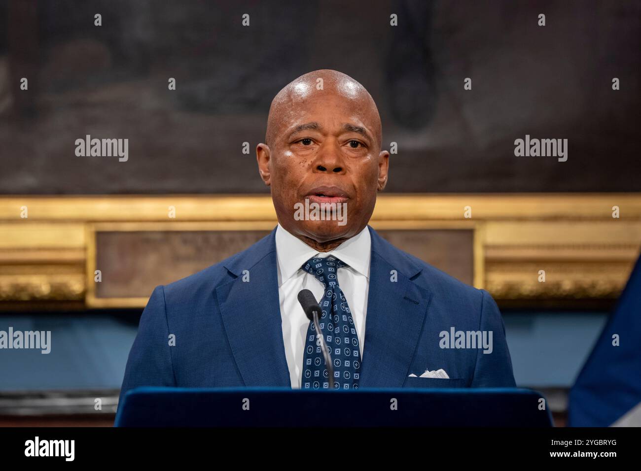 New York, États-Unis. 06 novembre 2024. Le maire de New York, Eric Adams, s'exprime lors d'un point de presse sur les impacts de l'élection présidentielle de 2024 sur la ville de New York à l'hôtel de ville de New York. Le maire Adams a félicité le président élu de l’ancien président Trump pour sa victoire électorale pour un second mandat. Le maire Adams a promis que la ville de New York continuera à protéger les droits des femmes, des immigrants et des millions d'autres New-Yorkais. Crédit : SOPA images Limited/Alamy Live News Banque D'Images