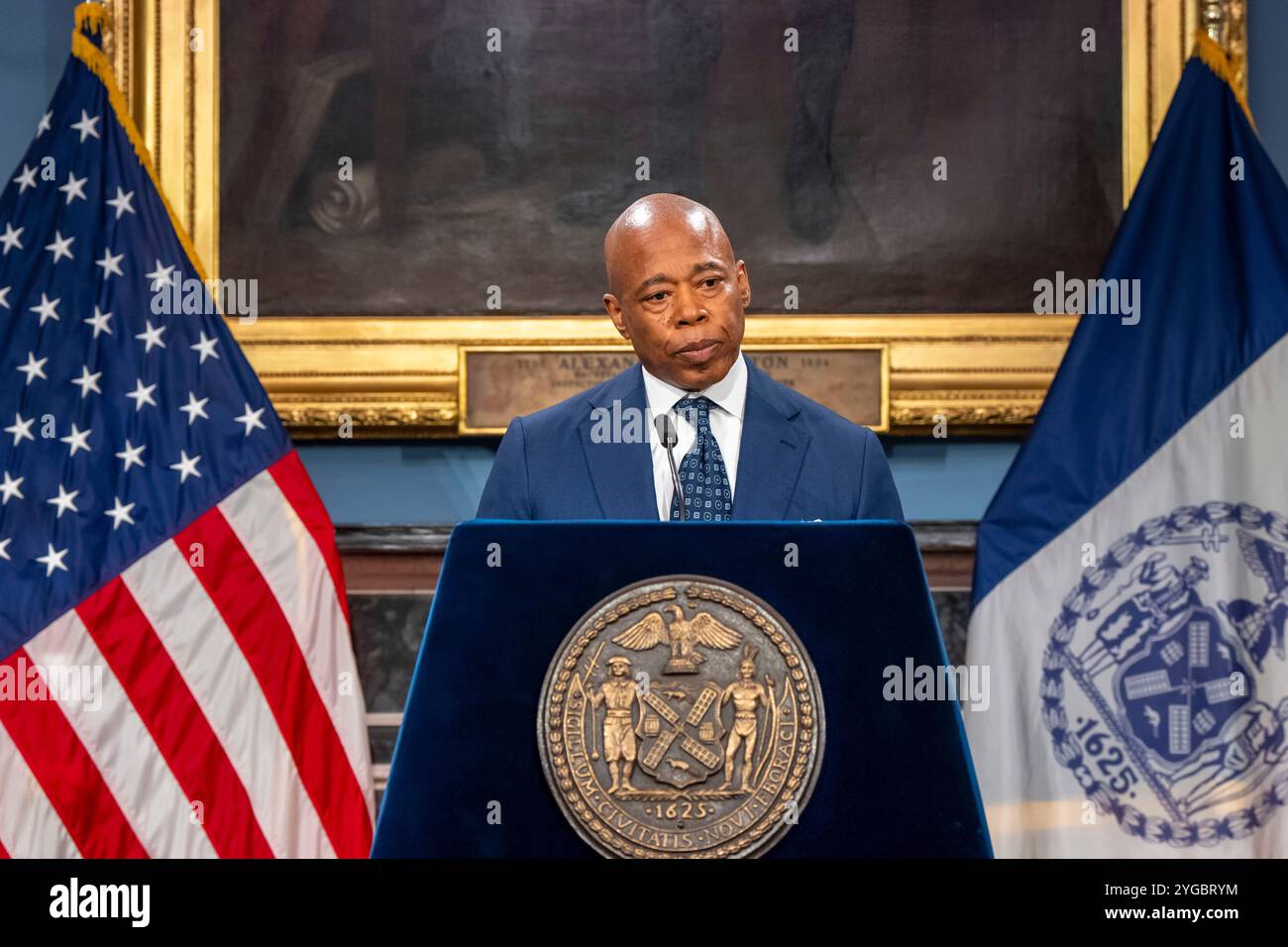 New York, États-Unis. 06 novembre 2024. Le maire de New York, Eric Adams, s'exprime lors d'un point de presse sur les impacts de l'élection présidentielle de 2024 sur la ville de New York à l'hôtel de ville de New York. Le maire Adams a félicité le président élu de l’ancien président Trump pour sa victoire électorale pour un second mandat. Le maire Adams a promis que la ville de New York continuera à protéger les droits des femmes, des immigrants et des millions d'autres New-Yorkais. Crédit : SOPA images Limited/Alamy Live News Banque D'Images