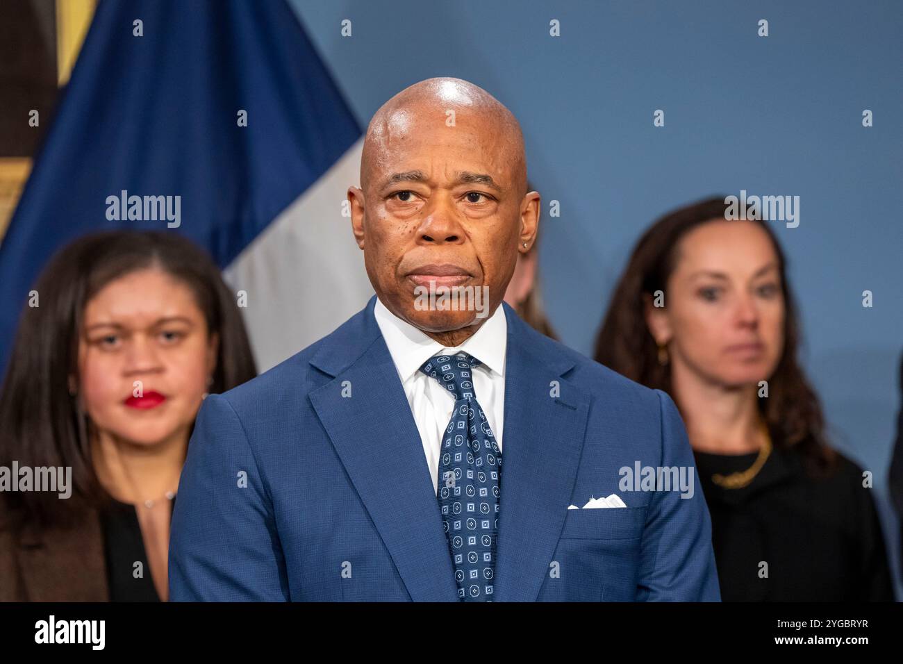 New York, États-Unis. 06 novembre 2024. Le maire de New York, Eric Adams, s'exprime lors d'un point de presse sur les impacts de l'élection présidentielle de 2024 sur la ville de New York à l'hôtel de ville de New York. Le maire Adams a félicité le président élu de l’ancien président Trump pour sa victoire électorale pour un second mandat. Le maire Adams a promis que la ville de New York continuera à protéger les droits des femmes, des immigrants et des millions d'autres New-Yorkais. Crédit : SOPA images Limited/Alamy Live News Banque D'Images