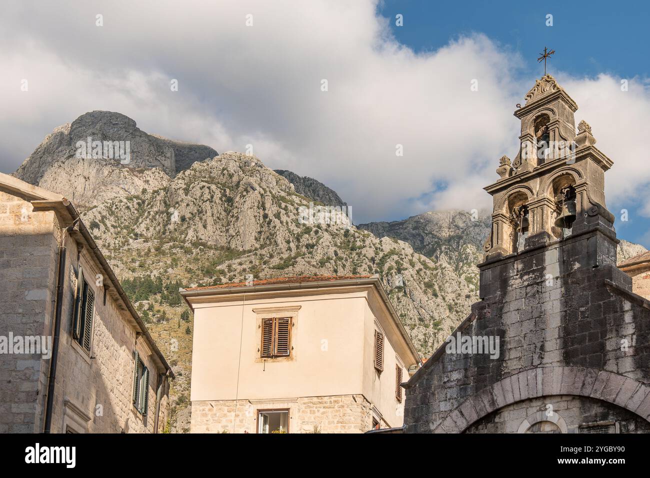 Églises orthodoxes et catholiques dans la vieille ville de Kotor Banque D'Images